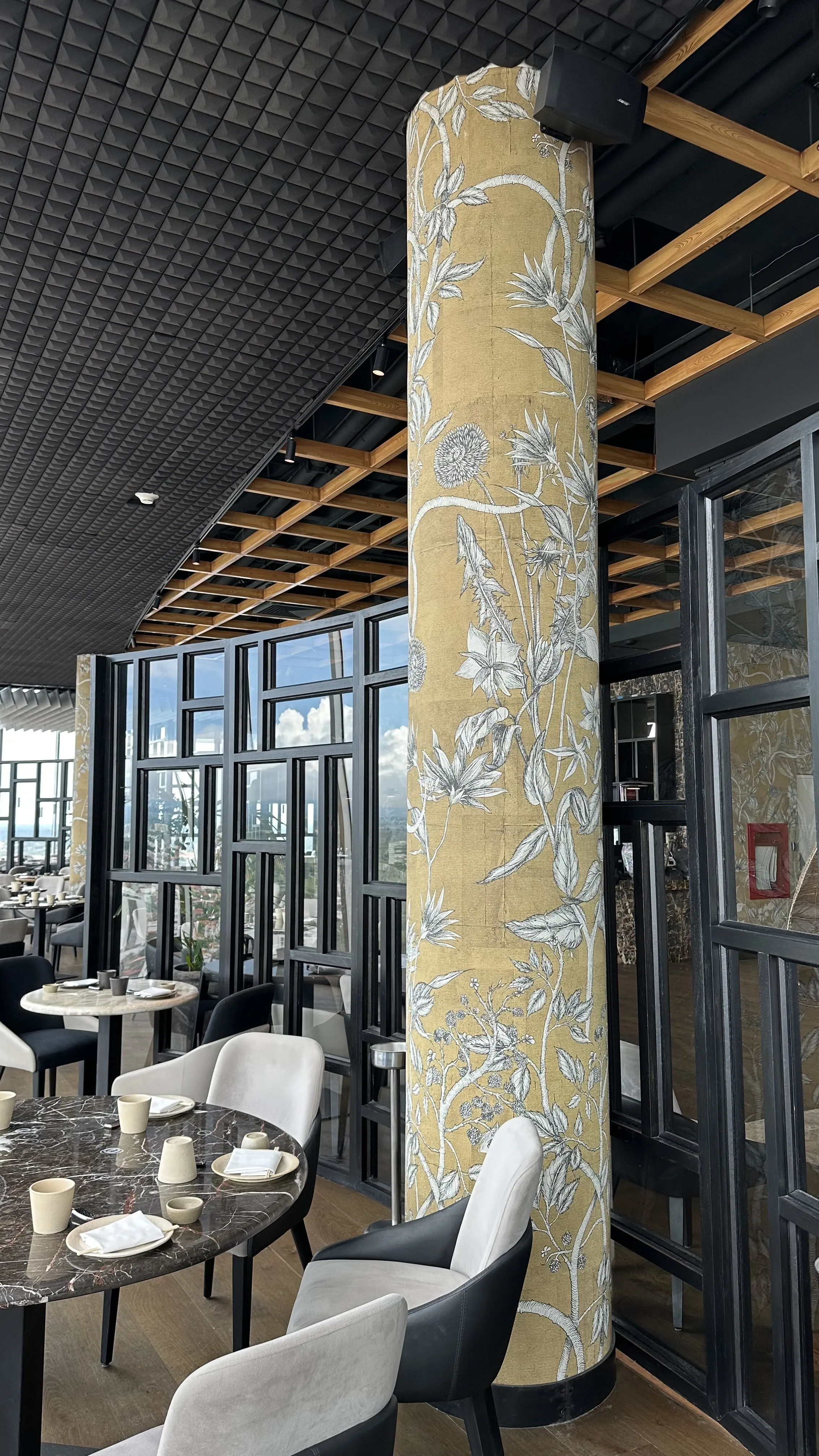 Espacio interior con puertas en arco